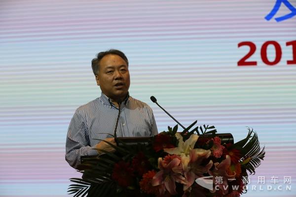 中國公路學(xué)會客車分會副秘書長佘振清做客車形勢分析.jpg