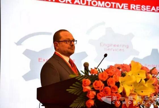 美國俄亥俄州立大學(xué)汽車研究中心主任 Giorgio Rizzoni做《美國新能源汽車發(fā)展報(bào)告》.jpg