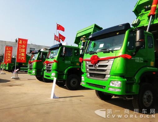 69臺中國重汽環(huán)保智能渣土車助力“牡丹花城藍(lán)天行動(dòng)”.jpg