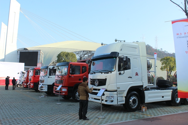 東風神宇展示的各類國五系列車型 (2).jpg