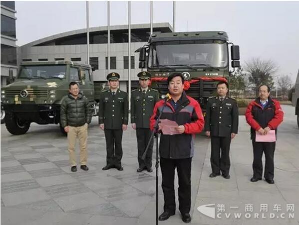 2月23日下午，陜汽控股總經(jīng)理王延宏在管理中心樓前交車(chē)儀式現(xiàn)場(chǎng)將一把“金鑰匙”交到武警天安門(mén)支隊(duì)副支隊(duì)長(zhǎng)劉建光手中，代表陜汽向武警北京總隊(duì)天安門(mén)支隊(duì)成功交付了SX2300天安門(mén)廣場(chǎng)指揮車(chē)。.jpg