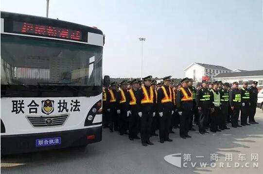 路、警聯(lián)手對涉嫌超限車輛進行檢查2.jpg