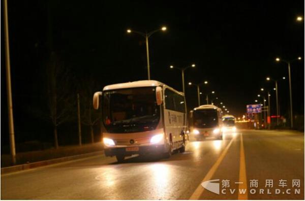 福田歐輝運(yùn)輸車隊(duì).jpg