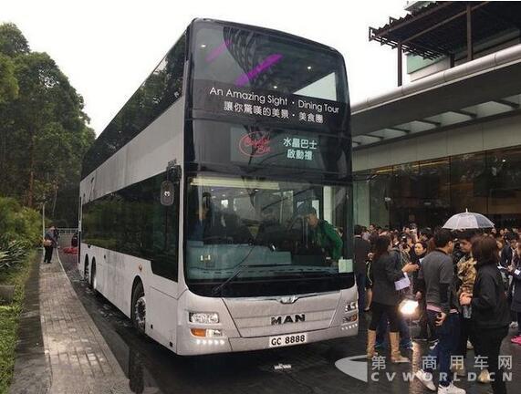 香港首輛水晶巴士登場(chǎng) 兩小時(shí)暢游全港嘗米芝蓮佳肴.jpg