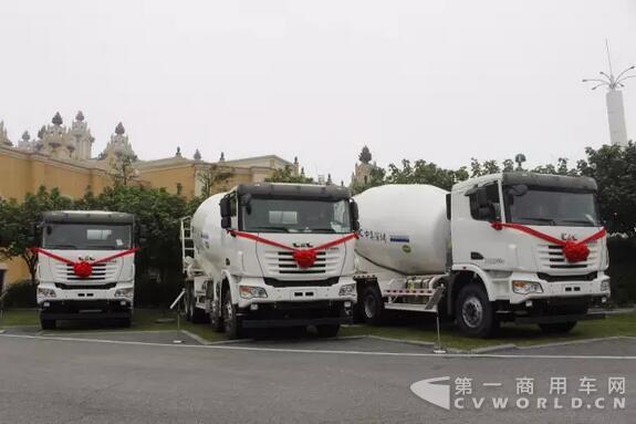 突破珠海市場 50輛聯(lián)合卡車攪拌車交付3.jpg