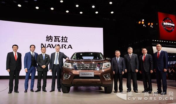 與會(huì)嘉賓與鄭州日產(chǎn)皮卡NISSAN NAVARA（納瓦拉）新車合影.jpg