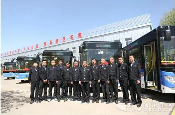 宣化公交司機與福田歐輝BJ6105混合動力公交車合影.jpg