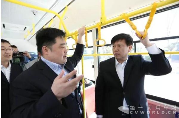 宣化區(qū)區(qū)委副書記、區(qū)長 費再宏乘坐體驗福田歐輝BJ6105混合動力新能源客車.jpg