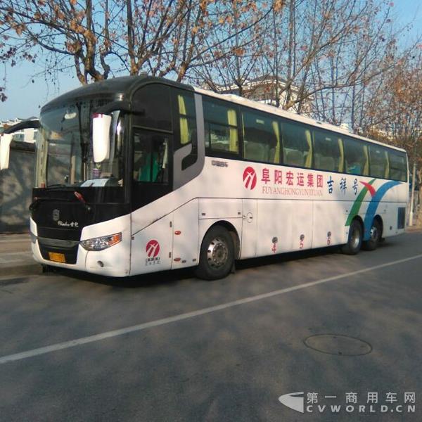 走在阜陽街頭的宏運集團(tuán)旅游班車.jpg