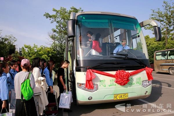 游客們登上海格客車.jpg