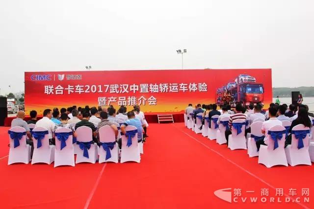 聯(lián)合卡車中置軸轎運(yùn)車燃爆“車都”武漢.jpg