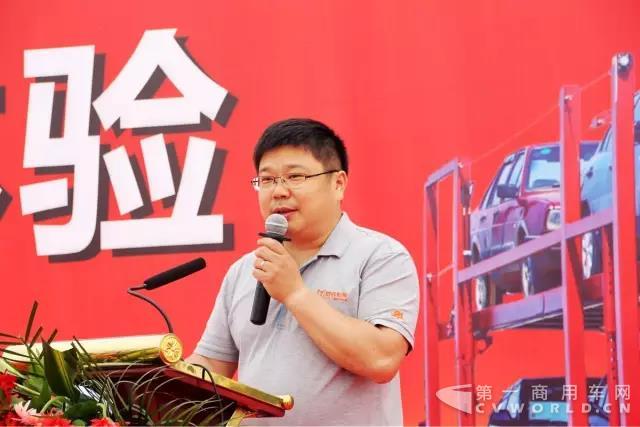 聯(lián)合卡車營銷公司副總經(jīng)理陳剛?cè)褐罗o.jpg