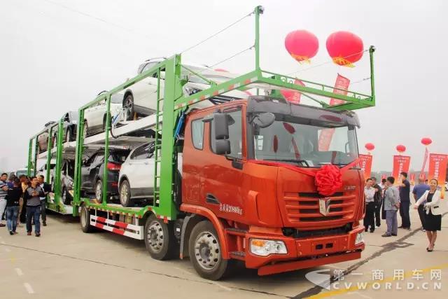 聯(lián)合卡車中置軸轎運(yùn)車燃爆“車都”武漢1.jpg