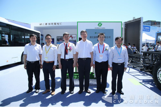 引領(lǐng)未來 湖北泰特攜中國首輛輪轂電機(jī)客車亮相道路運(yùn)輸車輛展278.png