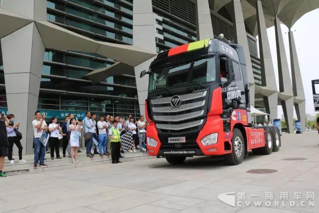 用戶試乘試駕歐曼EST超級(jí)卡車.jpg