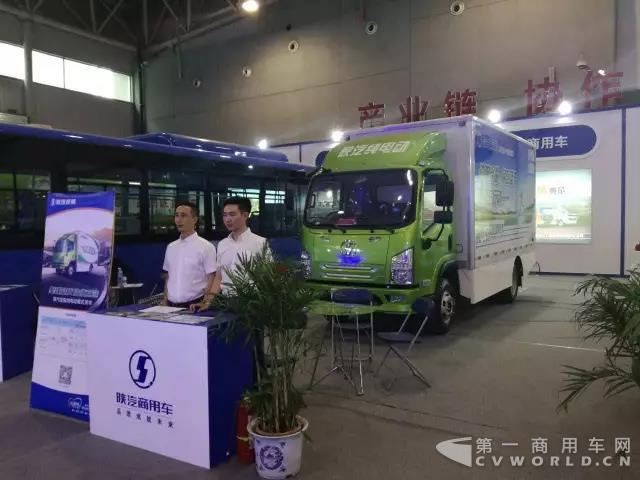 陜汽商用車多功能抑塵車、純電動(dòng)輕卡亮相2017年絲博會(huì)暨21屆西洽會(huì).jpg