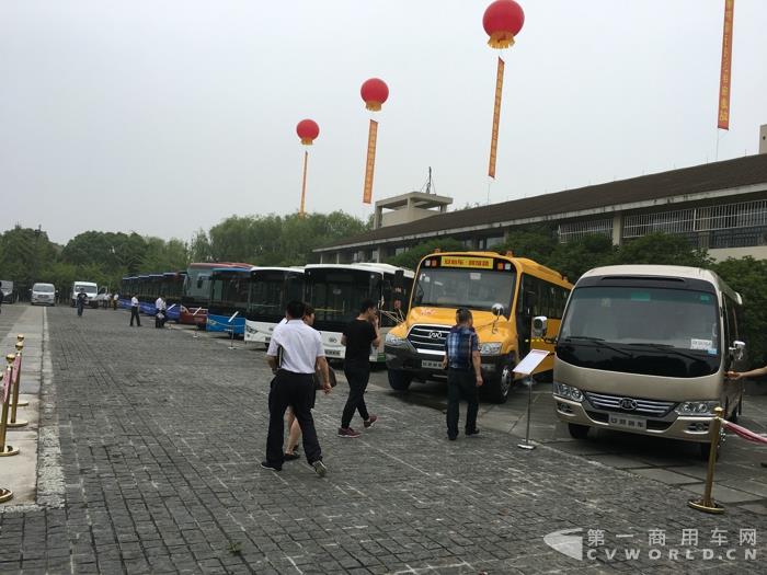 現(xiàn)場(chǎng)展車.jpg