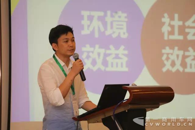 銀隆新能源營銷八部總經(jīng)理劉錦松作主題演講.jpg