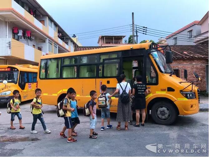 佛山三水幼兒園校車搭載YC4FA發(fā)動機2.jpg