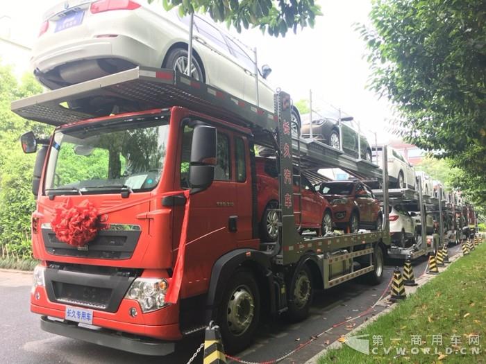 現(xiàn)場展示的長久中置軸轎運(yùn)車新車，采用中國重汽T5G 310卡車底盤改裝而成，采用空氣懸架4.jpg