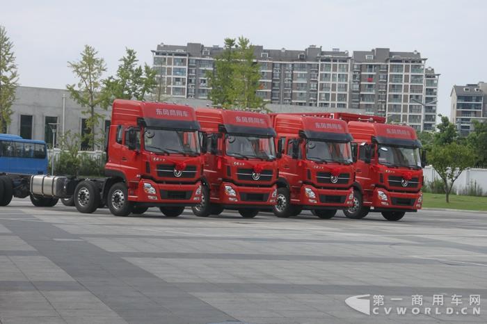 現(xiàn)場(chǎng)展車和比賽用車.jpg