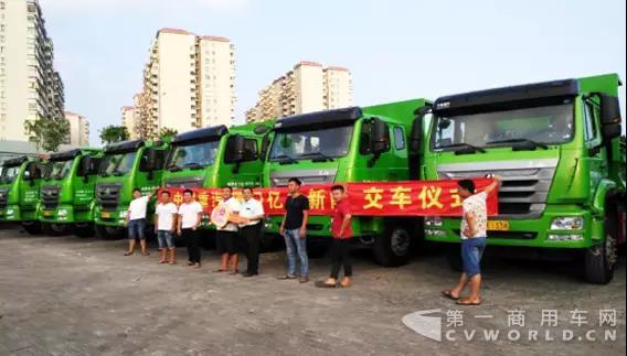 150輛中國重汽新型智能渣土車助力廈門城市建設(shè)1.jpg