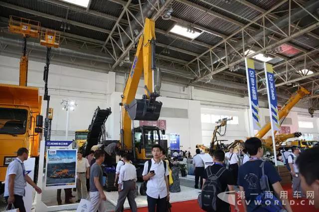 “創(chuàng)新節(jié)能王”XE215D挖掘機.jpg