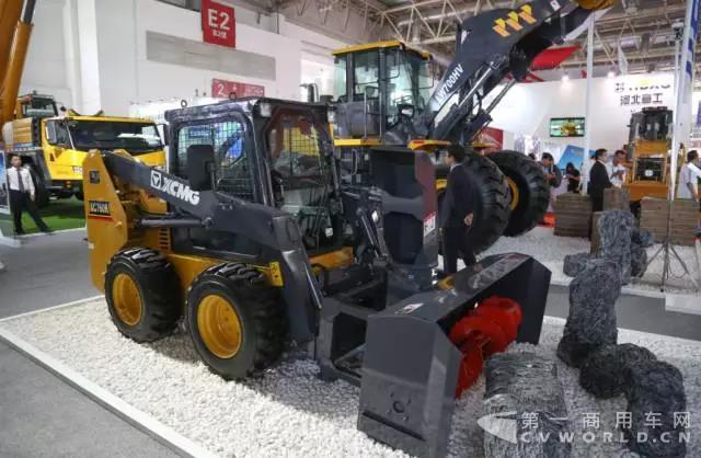 “靈動衛(wèi)士”XC760K滑移裝載機.jpg