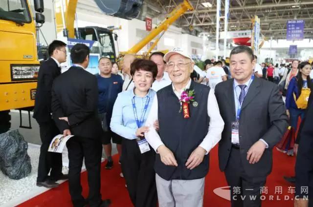 機械工業(yè)部原部長何光遠(yuǎn)參觀展區(qū)并對徐工產(chǎn)品贊不絕口.jpg