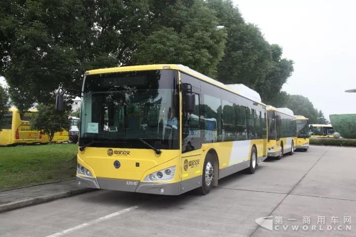 申龍高品質(zhì)客車 屢獲嘉定公交新能源批量大單.jpg