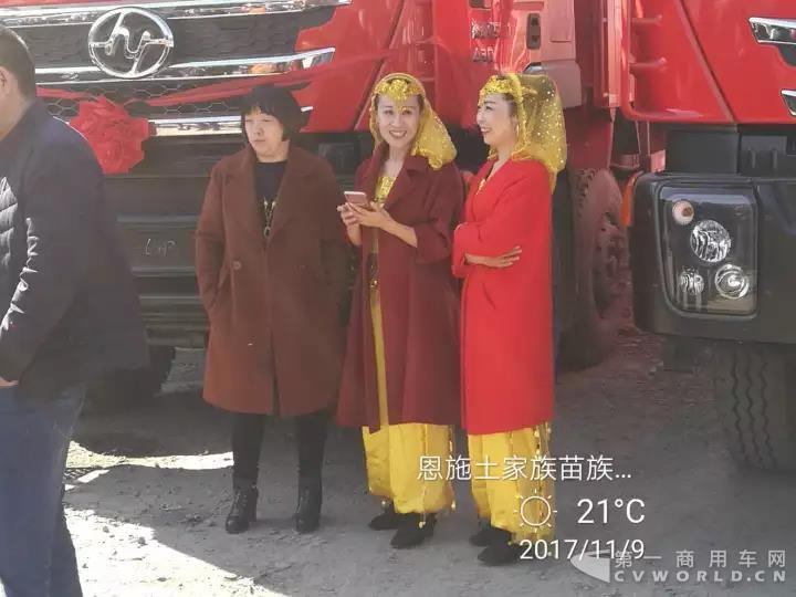 上汽紅巖“工程之王”自卸車批量交付，助力巴張高速公路1.jpg