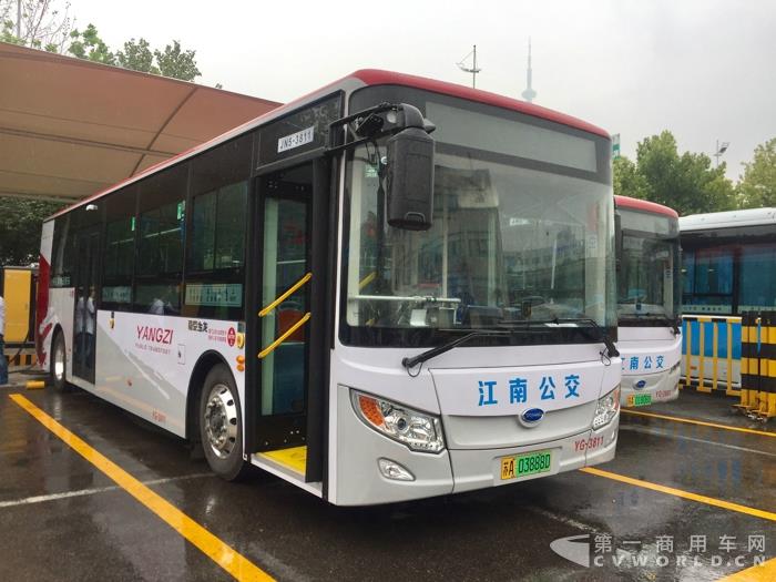 搭載創(chuàng)源動(dòng)力10.5米純電動(dòng)公交車，運(yùn)營在302路上的.jpg