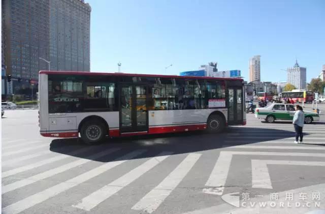 齊齊哈爾街頭運(yùn)營(yíng)中的申龍SLK6109純電動(dòng)客車(chē).jpg