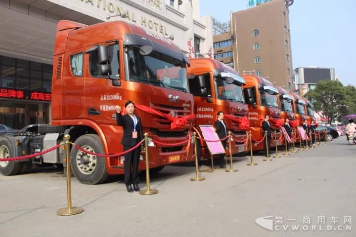 19臺(tái)車訂單順利簽定！“汽運(yùn)之都”用戶鐘愛啥車？2.jpg