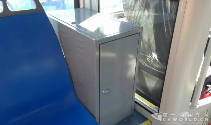 司機座椅后的集成電器箱，方便車輛檢修.jpg