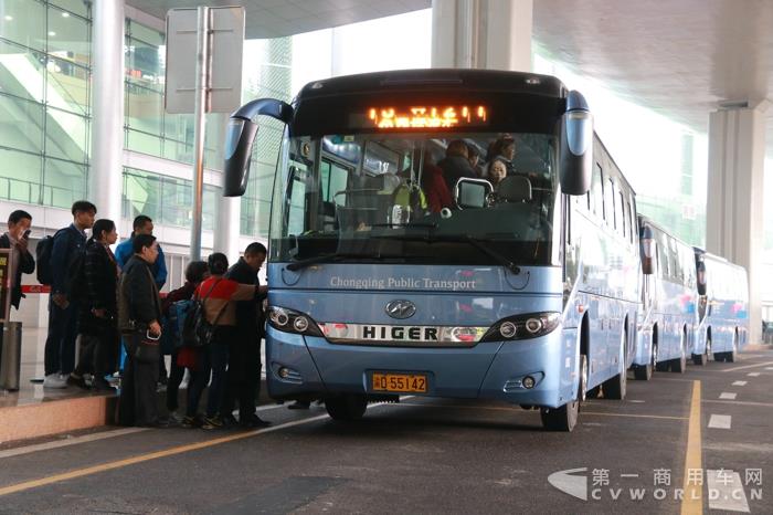 海格新能源客車投入重慶機(jī)場(chǎng)接駁線路.jpg