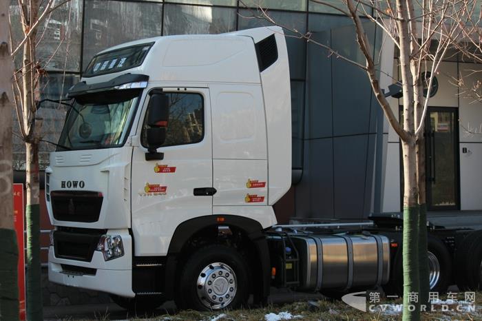 豪沃T7H 6×4大單胎牽引車·暢行版 (2).jpg