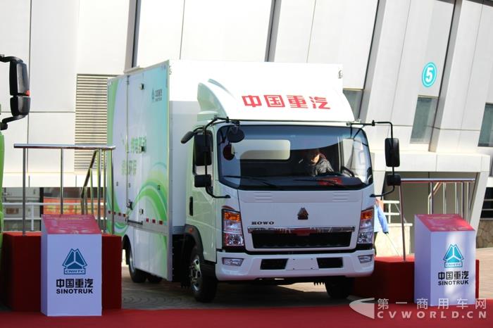 重汽HOWO純電動(dòng)廂式運(yùn)輸車 (2).jpg