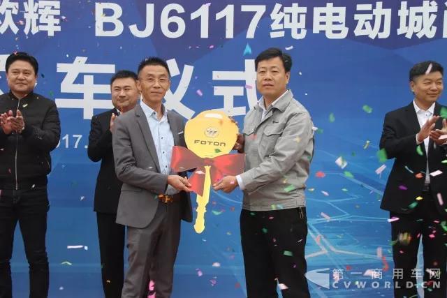 福田歐輝綠色品質(zhì)客車交付上?；萦压荆?jpg