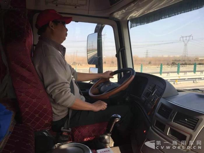 鄭偉成師傅比賽中駕駛歐曼EST超級(jí)卡車，雖然比賽很激烈，但他一路上看起來很輕松。.jpg