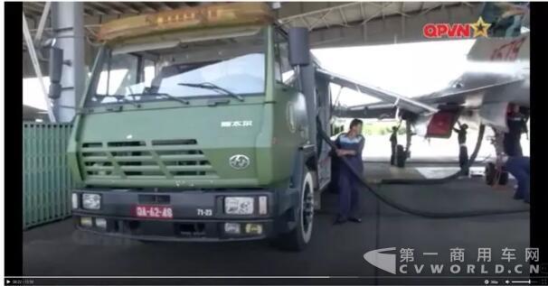 越南蘇27戰(zhàn)機(jī)補(bǔ)給車用中國斯太爾卡車2.jpg