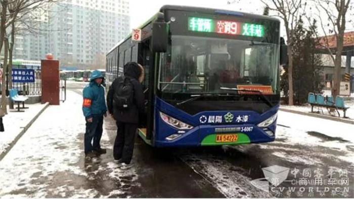 雪天交通有保障 銀隆新能源公交車保市民出行1.jpg