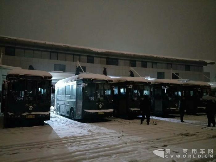 雪天交通有保障 銀隆新能源公交車保市民出行2.jpg