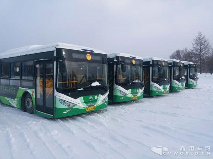 雪天交通有保障 銀隆新能源公交車保市民出行5.jpg