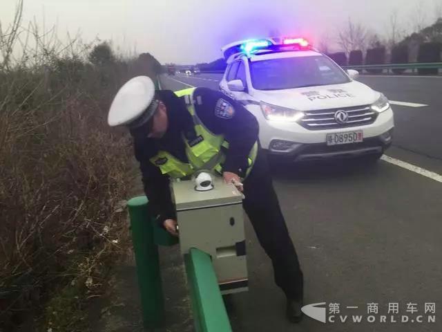 卡友注意，高速交警啟動(dòng)巡邏神器，開(kāi)工第一天就查了50輛車！2.jpg