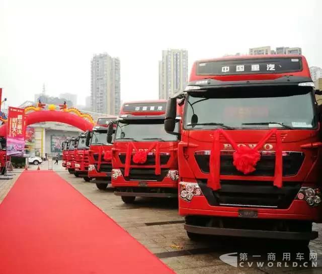 10000臺豪沃自卸車交付 中國重汽再次展現(xiàn)工程車市場領(lǐng)先地位.jpg