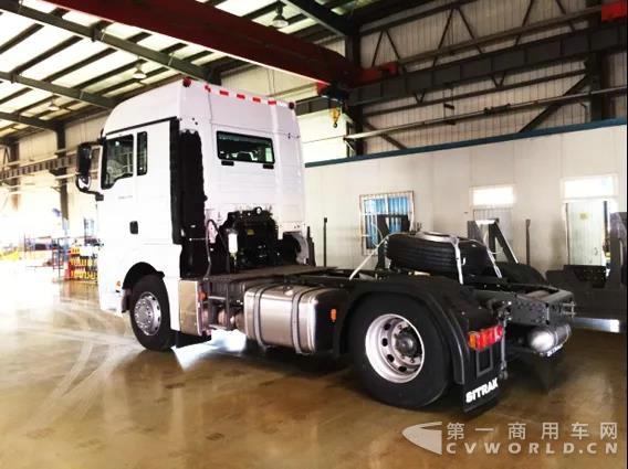 40輛百世快遞車——汕德卡 C7H 4X2智能卡車下線1.jpg