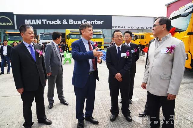中國重汽歐Ⅵ重卡首進(jìn)香港——首批洗街車交付特區(qū)政府4.jpg