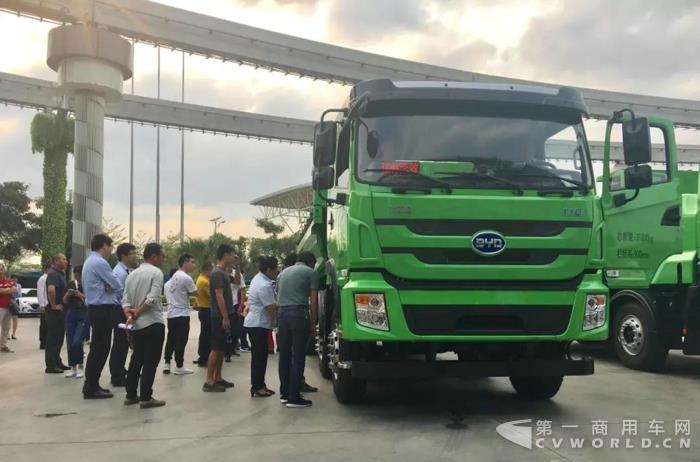 落實(shí)“深圳藍(lán)”行動計劃 市自卸車協(xié)會攜手比亞迪推進(jìn)泥頭車電動化.jpg