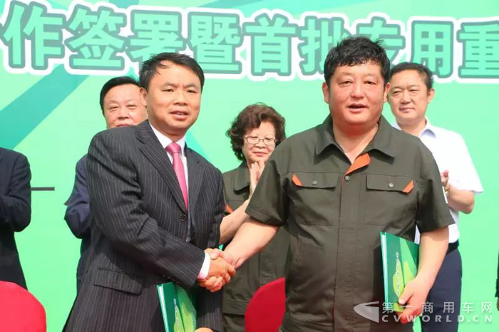 江鈴重汽戰(zhàn)略合作簽署暨首批專用重卡交車儀式8.png